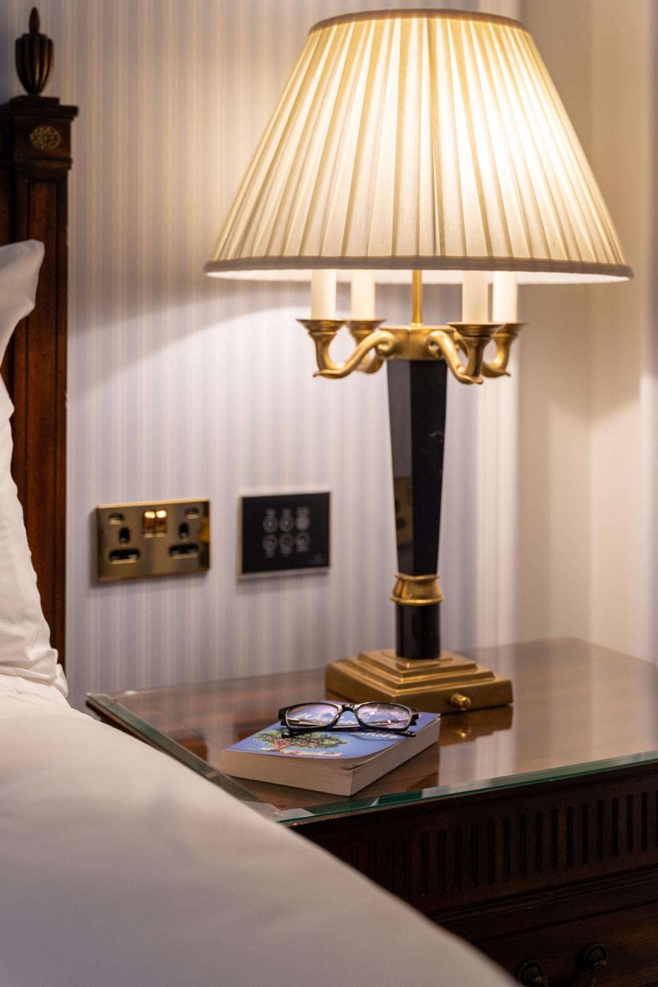 파워스코트 호텔, 오토그래프 컬렉션 에니스케리 외부 사진 A table lamp