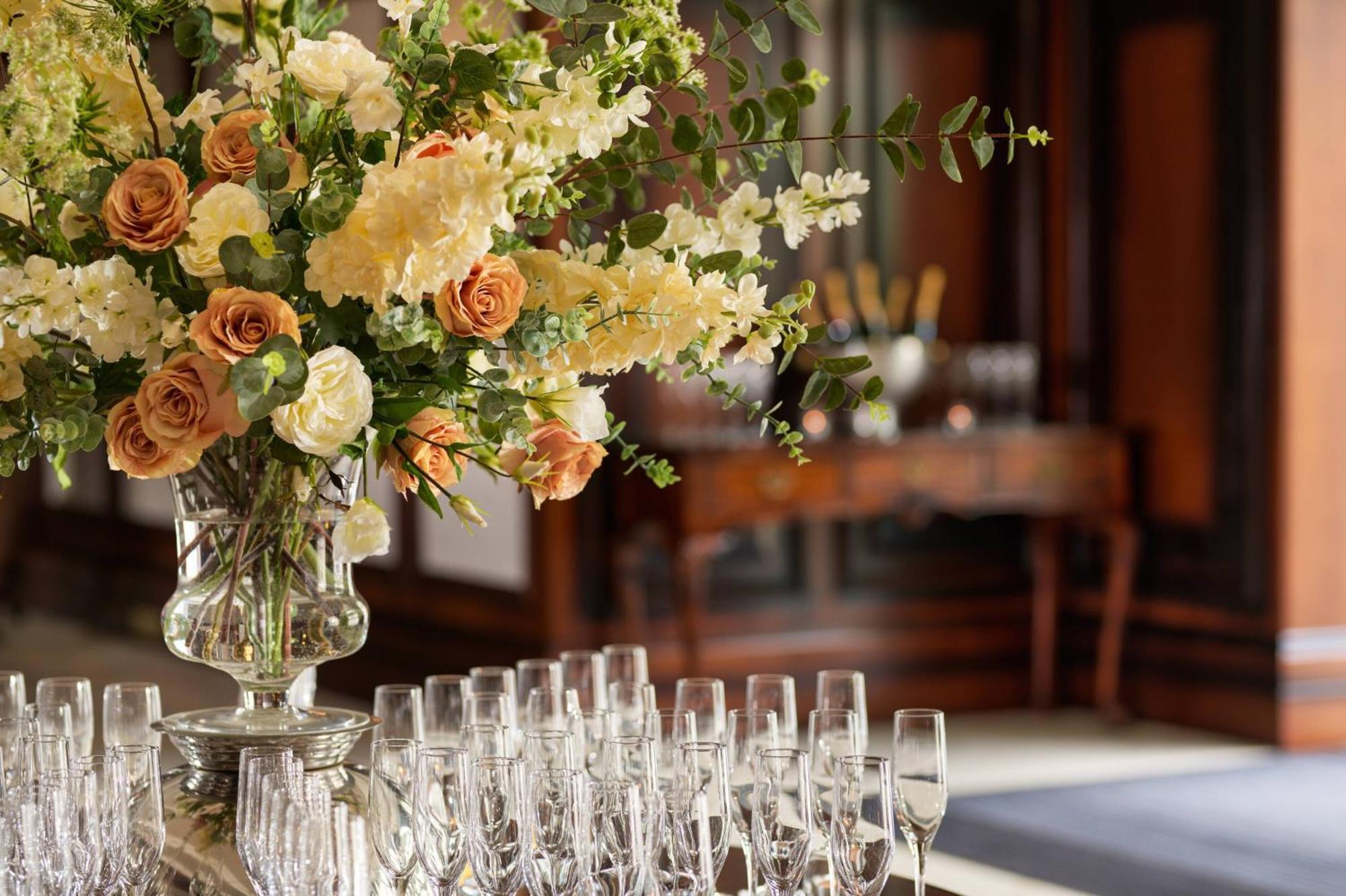 파워스코트 호텔, 오토그래프 컬렉션 에니스케리 외부 사진 A flower arrangement at the White House